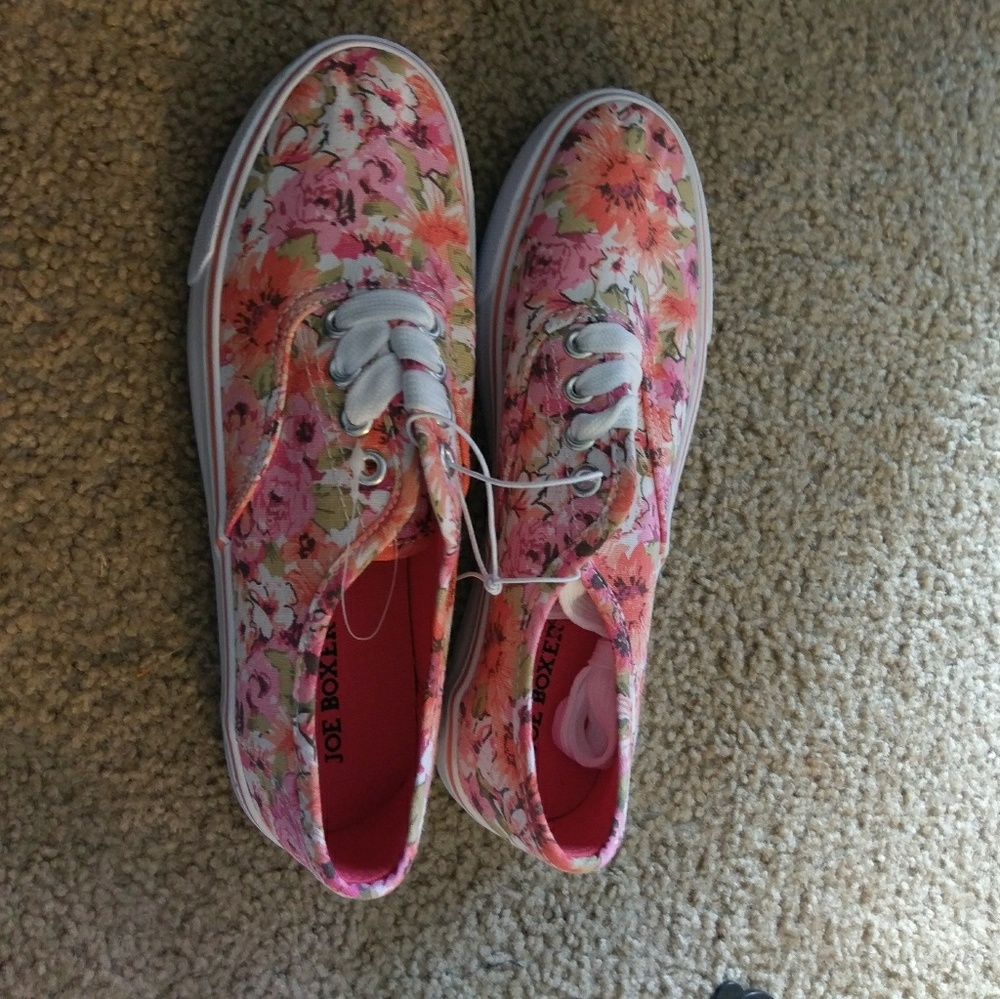 NEW Girls sz 5M Joe Boxer sneakers